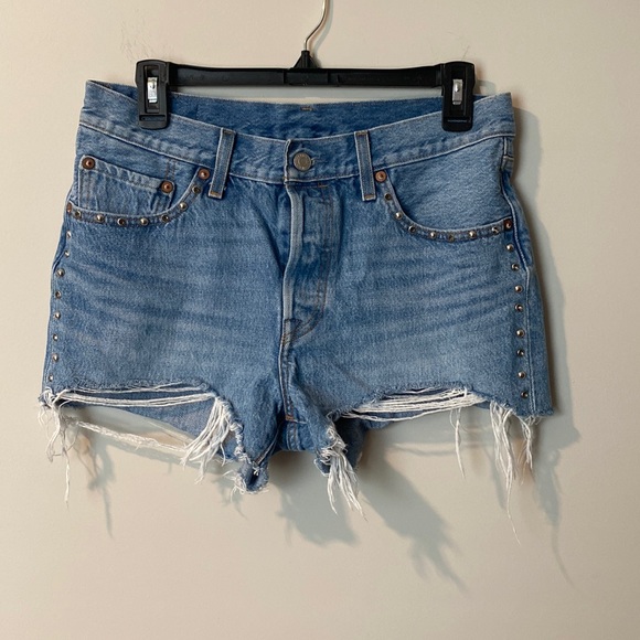 Levi’s Studded Jean Shorts Size W28 - Picture 1 of 7